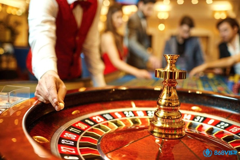 Hình ảnh bánh xe roulette đang quay trong không gian của các trò chơi cổ điển tại casino offline.