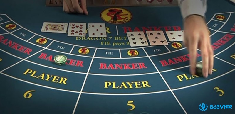 Hình ảnh bàn baccarat với các con số và lá bài trong không gian của các trò chơi cổ điển tại casino offline.