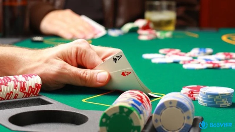 Kinh nghiệm chơi Poker: Đọc vị đối thủ qua cách cược, giữ tâm lý vững vàng để ra quyết định chính xác