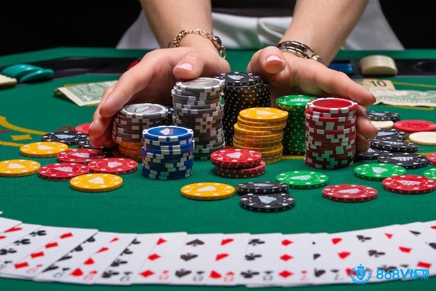 Poker không chỉ là trò chơi casino phổ biến mà còn là thử thách trí tuệ, nơi chiến lược và tâm lý được thể hiện rõ qua từng ván đấu.