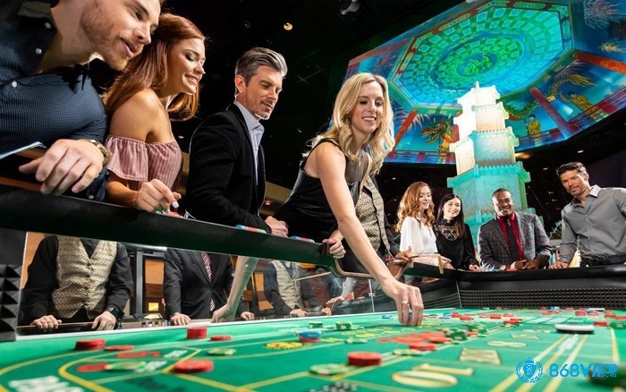 Chọn trò chơi với lợi thế nhà cái thấp như Blackjack và Baccarat để bảo toàn ngân sách, tránh các trò như Keno và máy đánh bạc