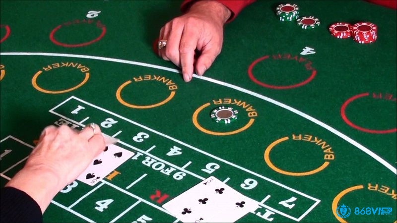 Baccarat có ba cửa cược chính, người chơi dự đoán bên nào đạt điểm gần 9 nhất theo quy tắc tính điểm đặc biệt