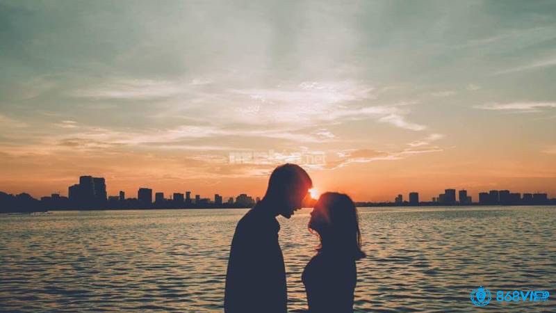 Giấc mơ lãng mạn với người mình thích phản ánh mong muốn gần gũi và hình ảnh từ trải nghiệm cá nhân