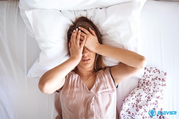 Các yếu tố sinh lý như giấc ngủ, căng thẳng và hormone ảnh hưởng đến giấc mơ thấy người mình thích khi giải mã