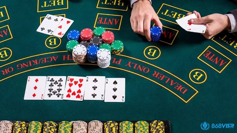 Quy trình chơi Poker Texas gồm đặt blinds, chia bài, các vòng cược và lật bài quyết định người thắng