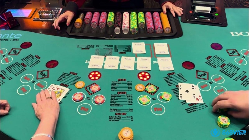 Chọn giữ hay bỏ hai lá bài đầu trong Poker Texas dựa vào sức mạnh bộ bài và vị trí chơi